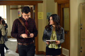 Ezra and Aria walk the hallways of Rosewood High.